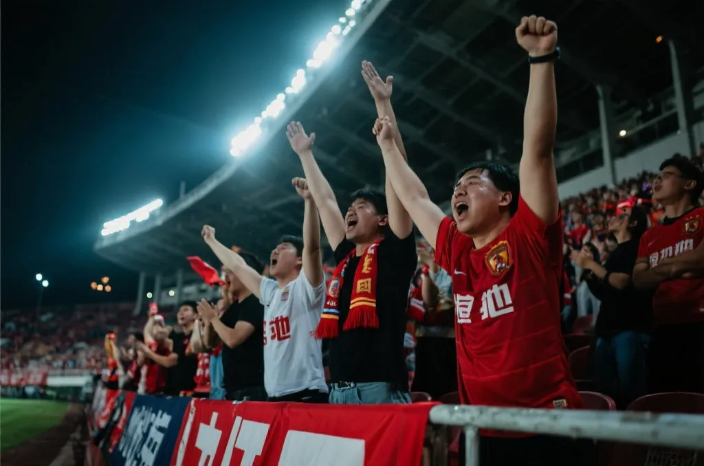 球迷在多伦多球场内看台上欢呼,灯光明亮,比赛氛围热烈